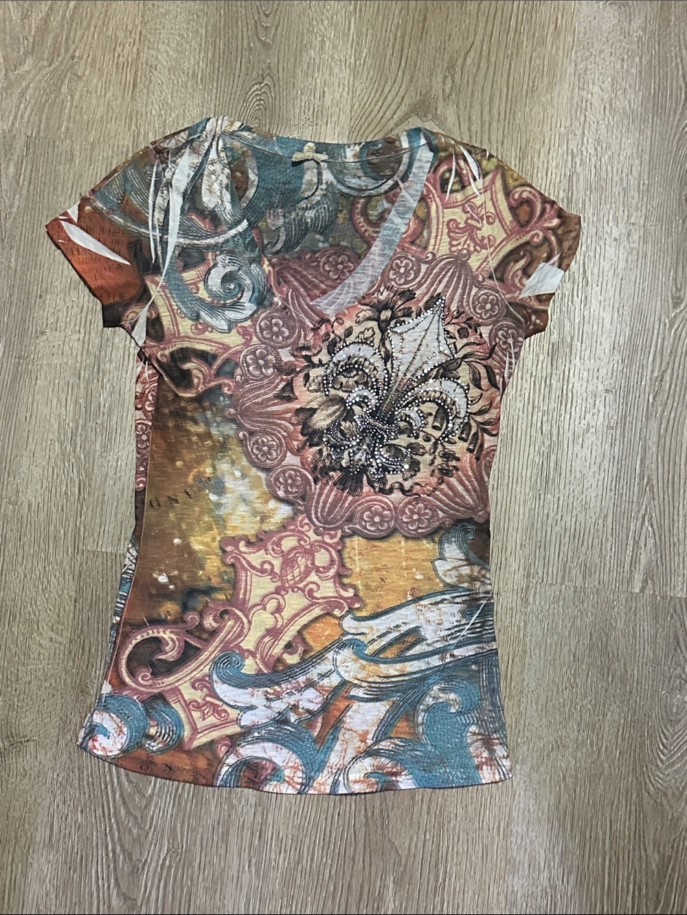 Studio Y Multicolor Short Sleeve Graphic Tee with Fleur-de-Lis Detail